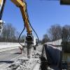 Bei den Arbeiten an der Lechbrücke wurde auch der Gehweg samt der Abdichtung abgetragen. In dem Schutt wurden nun Schadstoffe gefunden. 	