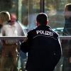 Polizisten führen die im Heilbronner Polizistenmord verdächtige 36-Jährige aus einem Gebäude der Staatsanwaltschaft Zwickau. Foto: Jan Woitas dpa