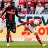 Victor Boniface (l) behielt mit Leverkusen in Mainz klar die Oberhand.