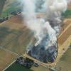 Die Ursache für den Feldbrand in Lauingen könnte ausgelaufenes Öl sein, vermutet die Polizei.