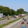 Ein Lkw-Fahrer muss auf der A8 kurz vor Dasing wegen des zähflüssigen Verkehrs bremsen. Der Pkw-Fahrer hinter ihm fährt dem Lkw auf und wird dabei lebensgefährlich verletzt. 