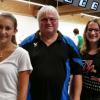 Lara Schlipf (links) und Nadine Schwertberger nahmen an den Deutschen Meisterschaften im Schießen teil. Uwe Schwertberger, Vorstand der Buchdorfer Schützen, gratulierte zu den guten Ergebnissen. 	