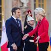 Frankreichs Präsident Emmanuel Macron empfängt Ursula von der Leyen, Präsidentin der Europäischen Kommission, am Schloss in Versailles.