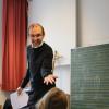 Als Lehrer zeigt sich Pfarrer Thomas Demel von seiner fröhlichen Seite und scherzt mit den Schülern in Untermeitingen.