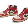 Die "Nike Air Jordan 1S"-Sneakers der Basketball-Legende Michael Jordan wurden für 560.000 Dollar versteigert.