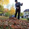 Wenn im Herbst die Blätter fallen, sieht das nicht nur hübsch aus, es macht auch jede Menge Arbeit. Denn das Laub muss von Gehwegen, Treppen und Straßen entfernt werden.