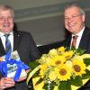 Markus Ferber ist für weitere zwei Jahre zum Vorsitzenden des CSU-Bezirksverbandes Schwaben gewählt worden.  Horst Seehofer gratuliert.