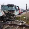 An einem Bahnübergang bei Illertissen ist am Montagmittag ein Lkw mit einem Zug zusammengestoßen. 