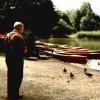 Harry Moll um 1960 vor seinem Kiosk am Kuhsee beim Entenfüttern. Er vermietete seine Holzboote, mit denen die Labyrinthe des Altwassers befahrbar waren.