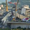 Es wird vermutet, dass noch bis zu 20 Vermisste unter den Trümmern der eingestürzten Brücke liegen.  	