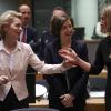 Ursula von der Leyen mit Kolleginnen bei einem Treffen der Verteidigungsminister der Europäischen Union im Europa-Gebäude.