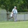 Als Linienrichter am Spielfeldrand kennt man den Vorsitzenden des FC Emersacker,  Manfred Gerblinger.