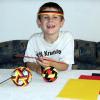 Lukas Weiß, 8 Jahre, bastelt vor Begeisterung, dass Deutschland weiter kommt, mit seiner Oma, Anni Weiß aus Krumbach, eine Fußball-Kugel.

Bild: Gerhard Weiß  
