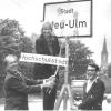Hochschulstadt Neu-Ulm – darüber freuten sich Professor Gerhard Hack (links) und die damalige Oberbürgermeisterin Beate Merk 1998 und brachten einen Zusatz an einem Ortsschild an. Vier Jahre zuvor war die FH Neu-Ulm als Außenstelle von Kempten gestartet.   