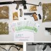 Polizei sprengt Drogenring: Waffen beschlagnahmt