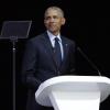 Barack Obama hält auf der Bühne im Wanderers Stadium in Johannesburg eine Rede zui Ehren von Nelson Mandela.