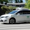 Ein selbstfahrender Chrysler Pacifica der Google-Schwesterfirma Waymo ist auf einer Testfahrt unterwegs.