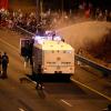 Die Polizei setzt einen Wasserwerfer ein, um Demonstranten zu zerstreuen, die in Tel Aviv demonstrieren.