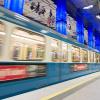 Eine U-Bahn fährt in München durch die Station Münchner Freiheit.