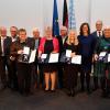 Strahlende Gesichter im Landtag (von links): Regierungspräsident Erwin Lohner, Landtagsvizepräsident Thomas Gehring, Anna Fries, Michael von Cranach, Angelika Schorer, Manfred Kurrle, Alexandra Holland, Landtagspräsidentin Ilse Aigner, Landtagsvizepräsident Alexander Hold, Claudia Roth und Leo Schrell. 