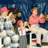 Als Clown-Musiktrio unterhielten Zirkusdirektor Joschi Frank (links), Sohn Denis und Enkelin Ramona.  
