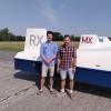 Stefan Langer (links) und Robin Neumann, hier vor ihren Segelflug-Anhängern, haben sich für die deutsche Segelflug-Meisterschaft im kommenden Jahr qualifiziert