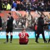 Regensburgs Jan Elvedi sitzt nach der Niederlage seiner Mannschaft auf dem Spielfeld.