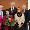 Landrat Hans-Joachim Weirather (4. v. l.) zeichnete die Wörishofer Stadträtin Ilse Erhard (3. v. l.) mit dem Ehrenzeichen des Bayerischen Ministerpräsidenten und den Mindelheimer Bauingenieur Hermann Schuster (rechts) mit der Bundesverdienstmedaille aus. Den Geehrten gratulierten auch die Bürgermeister Paul Gruschka (2. v. l.) und Stephan Winter (2. v. r.) wie auch die Patinnen des MGH Bad Wörishofen, Christine Högel (3. v. r.) und Marlies Steinel. 