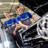 Studenten führen in der Ausbildungswerkstatt von Volkswagen eine Fahrzeugdiagnose durch.