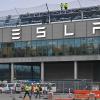 Arbeiter gehen über das Werksgelände der Gigafactory Berlin-Brandenburg von Tesla.