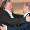 Neue beste Freunde: Kremlchef Wladimir Putin (r.) übergibt Schauspieler Gérard Depardieu nach der Verleihung der russischen Staatsbürgerschaft persönlich einen Pass des Riesenreichs. Zuvor hatte sich Depardieu heftig mit der französischen Regierung um hohe Steuern gestritten.
