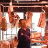 Auf den neuen Reifeschrank sind die Ottillingers stolz. Die Nachfrage nach Dry-Aged-Fleisch sei gut. Seit dem Umbau im Herbst 2019 hätten sich nur vier Menschen darüber beschwert, sagt Carolin Ottillinger.