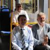 Bei einer rollenden Pressekonferenz im Dießener Ortsbus stellten Ralf Kreutzer (vorne links) vom Regionalverkehr Oberbayern, Busunternehmer Horst Schnappinger (hinten) und Bürgermeister Herbert Kirsch die Ergebnisse der ersten Fahrgastbefragung vor. 