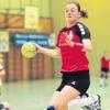Tini Wonnenberg zählt regelmäßig zu den besten Torschützinnen der Aichacher Handballerinnen, hier eine Szene aus dem Spiel gegen Taufkirchen. Sie glänzt aber auch immer wieder als Vorbereiterin. Und auch der Nachwuchs liegt ihr als Trainerin der weiblichen C-Jugend am Herzen.  
