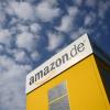 Der Online-Versandhändler Amazon will in Zukunft deutsche Buch-Lieferungen auch über ausländische Logistikzentren laufen lassen. 