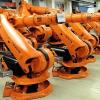 KUKA Roboter in Augsburg. Nach zwei Jahren mit Verlusten ist der Roboterhersteller Kuka dank des Booms in der Autoindustrie wieder auf Erfolgskurs.