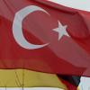 Eine türkische und deutsche Fahne wehen an Fahnenmasten in Leipheim im Wind.