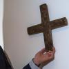Das erste Kreuz hat Bayerns Ministerpräsident Markus Söder persönlich in der bayerischen Staatskanzlei aufgehängt. 