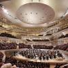 Aktivisten der "Letzten Generation" haben sich am Dirigentenpult in der Elbphilharmonie festgeklebt.