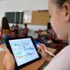Immer mehr Schulkinder sollen im Landkreis Günzburg mit Tablets ausgestattet werden. In drei bis vier Jahren soll jeder Grundschüler ein Endgerät besitzen.