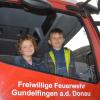 Sie durften im Rahmen des „Blaulichttages“ am Sonntag in ein Feuerwehrauto klettern: die vierjährige Luisa und der achtjährige Jonas Ludwig aus Gundelfingen.