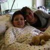 Jamie nach seinem Sturz aus dem siebten Sttock im Klinikum Ingolstadt mit seiner Mutter.
