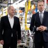 Bundeskanzler Olaf Scholz (links) und Oliver Zipse, Vorstandschef BMW, geben nach dem Besuch im BMW-Werk ein Pressestatement.