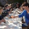 An einer langen Kaffeetafel kamen im Pfarrzentrum Maria unterm Kreuz Flüchtlinge und Asylbewerber mit Königsbrunner Bürgern ins Gespräch. 