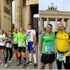 Vor dem Brandenburger Tor von links: Dorothea Gaudernack, Regina Mayershofer, Wendelin Christ, Bernhard Satzenhofer, Martin Regele, Steffen Brenner und Thomas Jakob.