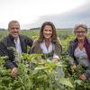 Landwirt Johann Drexl führt Agrarministerin Michaela Kaniber (CSU) sowie die Grünen-Landtagsabgeordnete Gabriele Triebel aus Kaufering (rechts) bei der Ernte-Pressefahrt über seine Bestände. Als Bio-Bauer ist es für ihn selbstverständlich, seit mehreren Jahren Blühstreifen für Insekten anzupflanzen.