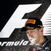Bei der Siegerehrung in Singapur bekommt Sebastian Vettel den Strahl aus der Magnumflasche Champagner direkt ins Gesicht.