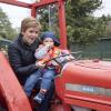 Nicola Sturgeon, Erste Ministerin von Schottland, sitzt bei einem Wahlkampfbesuch mit dem dreijährigen Christopher Mutch auf einem Traktor.