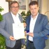 Bürgermeister Josef Schreier überreichte Fabian Streit (rechts) im vergangenen Jahr die Bürgermedaille in Silber.  	