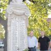 Veteranenvorsitzender Otmar Schilcher (links) und Roland Strommer an dem renovierten alten Kriegerdenkmal in Rott.  